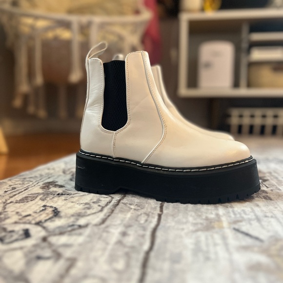 Size 5.5 US NEVER WORN Forever 21 shoes 🤍🖤 - Picture 3 of 4